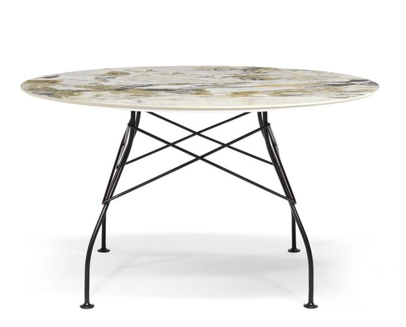 Glossy Kartell Tisch mit runder Marmor-Optik und schwarzem Metallgestell für Esszimmer oder Wohnzimmer.